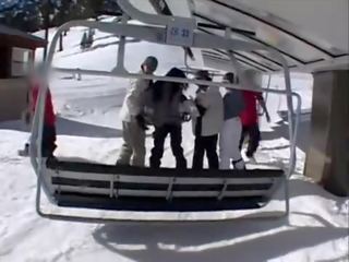 Sexy bruneta inpulit greu după snowboarding