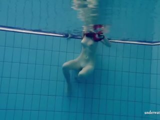 Mia deity nuoto nudo in il piscina