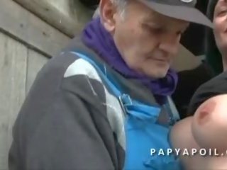 Papy baise egy 2. une bonne bevállalós anyuka et ejac sur ses gros seins