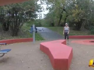 Jump dhe running lakuriq në publike park nga katerina-hartlova