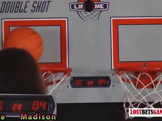 Два чарівна дівчинки грати a гра з роздягання баскетбол shootout