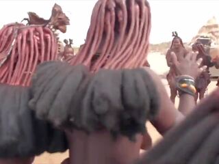 Warga afrika himba wanita tarian dan ayunan mereka kendor payu dara sekitar