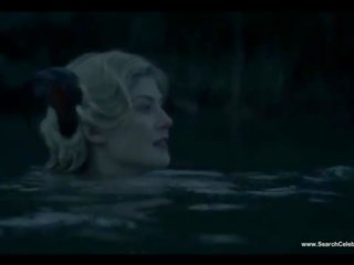 Rosamund pike goli prizori - ženske v ljubezen