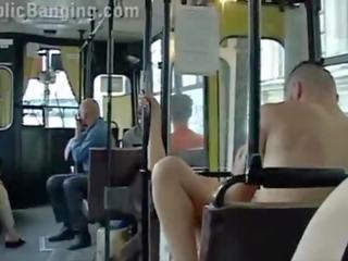 Екстремен публичен секс в а град автобус с всички на passenger гледане на двойка майната