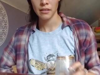 Latina caresses leche desde un teta para youtube