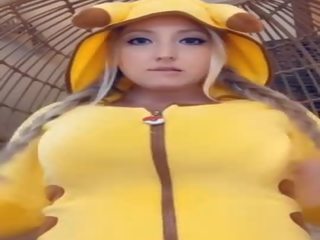 Lacteren blondine vlechten vlechten pikachu zuigt & spits melk op reusachtig boezem stuiteren op dildo snapchat seks vids