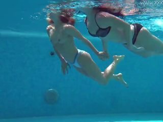Jessica en lindsay naakt zwemmen in de zwembad: hd seks video- bc