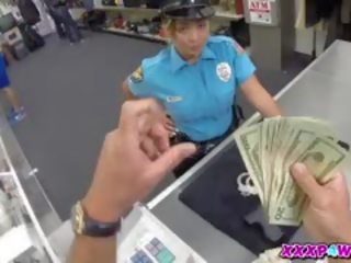 Дама полиция опитва към pawn тя пистолет