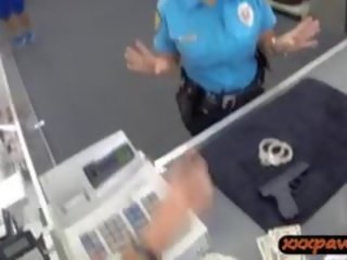 Ponia policija pareigūnas gauna prikaltas į a pawnshop į uždirbti grynieji