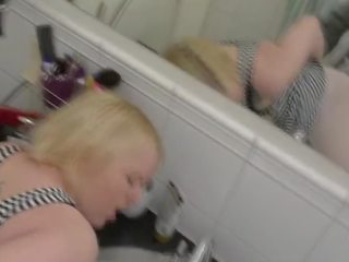 Cudowne nastolatka dostaje pieprzony ciężko w jej mums łazienka
