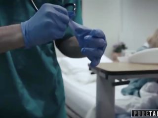 Puro tabù perv doc dà giovanissima paziente vagina esame