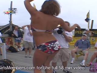 Spring Breakers Get Naked In Front Of Happy Crowd