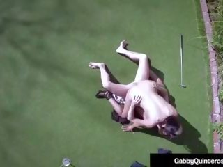 Meximilf gabby quinteros magnificent perseestä päällä golfia vihreä.