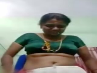 Tamil teta removes saree ir rodo didelis krūtys