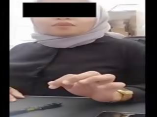 Hijab lassie cu mare tate incalzeste lui juvenil la lucru de camera web