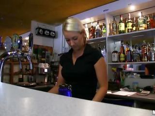 Caliente bartender chavala lenka folla para efectivo