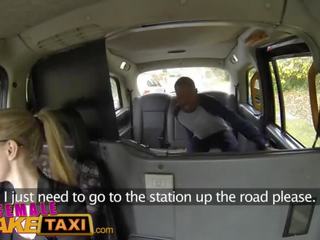 Женски пол фалшив такси обратно седалка духане от голям бюст блондинки шофьор за късметлия стъд