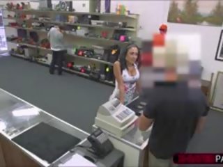 Morena sexy latina chica sells robada phones