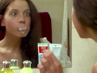 覗き トム ウオッチ 若い スキニー モデル anoushka brushing 彼女の 歯牙!