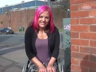 Wheelchair megkötve leah caprice -ban uk villanás és szabadban meztelenség