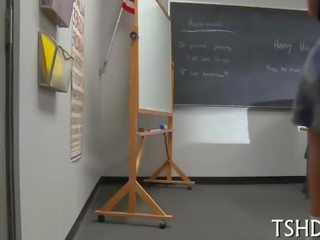 Вчитель drills школярка