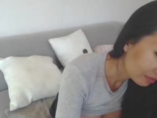 Sexy asiatisk leilee webkamera erting på den sofa: gratis porno 0e