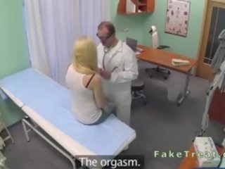 Сексуальна білявка трахання лікар