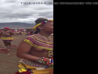 Dögös south afrikai lányok singing és táncolás monokini