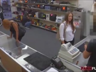 Grand derrière amateur nana baisée par pawn homme à la pawnshop