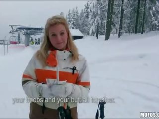 Blondinka shows süýji emjekler and göt in the snow