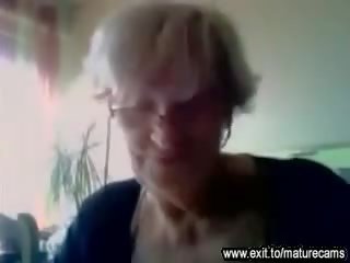 55 roku stary babcia przedstawia jej duży cycki na kamera wideo