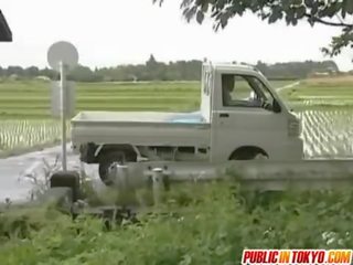 Japanska momen jag skulle vilja knulla är körd på en lastbil