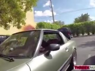 Mager bimboen suga balle inuti den bil