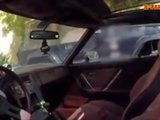 Blonda tarfulita dă o rutier cap în timp ce încercare conducere ei masina