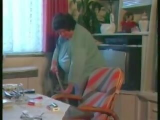 Hujuwly çişik doing housework