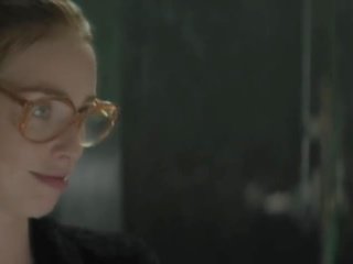 Freya mavor - ال سيدة في ال سيارة مع نظارات و ل بندقية (2015)