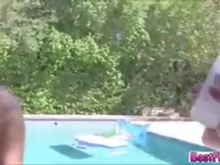 Forró főiskolás sluts jelentkeznek nyár medence dip