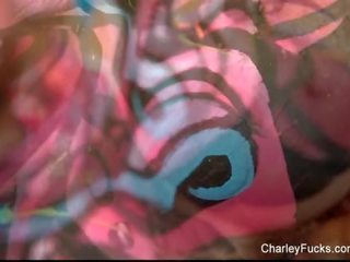 Corps paint allumeuse avec la jolie charley chasse cochon agrafe vids