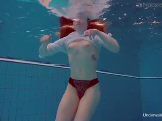 Underwater simning deity alice bulbul