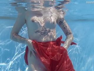 Κολυμπώντας πισίνα smashing erotics με mimi cica ντυμένοι επάνω